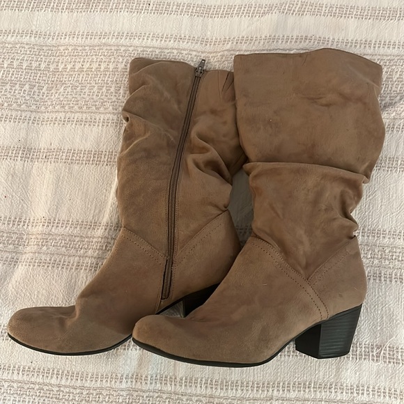 Pre Loved Soft Brown Heeled High Zipper Side Closure Boots🍂 - Picture 6 of 6
